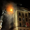 Lính cứu hỏa đang dập đám cháy tại một tòa nhà trong khu Chinatown. (Nguồn: Xinhua)