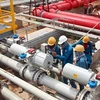 Chỉnh sửa đường ống xuất sản phẩm Nhà máy lọc dầu Dung Quất. (Ảnh: Đăng Lâm/TTXVN)