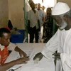 Cử tri Sudan bỏ phiếu tại một địa điểm bầu cử ở Khartoum. (Ảnh: AFP/TTXVN)