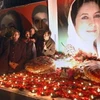 Những người ủng hộ đang thắp nến tưởng niệm bà Benazir Bhutto. (Nguồn: AP)