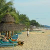 Du khách trên bãi biển thị trấn Dương Đông, Phú Quốc. (Ảnh: Thanh Vũ/TTXVN)