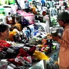 Người tiêu dùng mua sắm hàng hóa tại chợ Đông Kinh, thành phố Lạng Sơn. (Ảnh: Đình Huệ/TTXVN) 