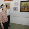 Chủ tịch Quốc hội Nguyễn Phú Trọng thăm Nhà truyền thống Đồng Khởi tỉnh Bến Tre. (Ảnh: Trí Dũng/TTXVN)