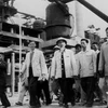 Hồ Chủ tịch thăm công trình xây dựng lò cao số 1, nhà máy gang thép Thái Nguyên.(tháng1/1964). (Ảnh tư liệu TTXVN)
