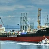 Tàu tiếp nhận sản phẩm thương mại tại Cảng xuất, Nhà máy lọc dầu Dung Quất. (Ảnh: Thanh Long/TTXVN) 