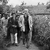 Hồ Chủ tịch thăm ngôi nhà cũ ở quê nội tại làng Sen, xã Kim Liên, huyện Nam Đàn, tỉnh Nghệ An (tháng 12/1961). (Ảnh tư liệu TTXVN) 