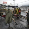 Dọn dẹp tro bụi do núi lửa gây ra trên đường phố ở Guatemala ngày 28/5. (Ảnh: AFP/TTXVN)