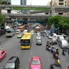 Xe cô đi lại trên đường phố ở trung tâm Bangkok. (Ảnh: THX/TTXVN)