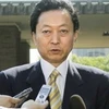 Thủ tướng Nhật Bản trả lời phỏng vấn của các phóng viên vào sáng 2/6. (Nguồn: AP)