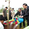 Ông Tô Huy Rứa và ông Saman Vinhaket tham gia trồng cây tại Đài liệt sĩ. (Ảnh: Phạm Kiên/TTXVN)