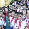 Phó Chủ tịch nước Nguyễn Thị Doan với các cháu thiếu nhi. (Ảnh: Thái Bình/TTXVN)