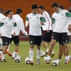 Các cầu thủ Mexico tập luyện trước trận khai mạc. (Nguồn: Reuters)