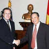 Phó Thủ tướng, Bộ trưởng Bộ Ngoại giao Phạm Gia Khiêm tiếp ngài Luis Almagro, Bộ trưởng Ngoại giao Cộng hòa Đông Uruguay. (Ảnh: Thống Nhất/TTXVN)