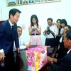 Ngài Han Sun Kyo, Nghị sĩ Quốc hội Hàn Quốc (người đứng góc trái) gửi lời chia buồn đến gia đình cô Ngọc. (Ảnh: Thế Vinh/TTXVN)