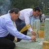 Phó Thủ tướng Nguyễn Thiện Nhân cùng lãnh đạo tỉnh Tây Ninh thắp hương tưởng niệm các anh hùng liệt sĩ tại nghĩa trang liệt sĩ Tân Biên. (Ảnh: Phương Vy/TTXVN)