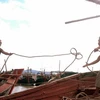 Các ngư dân huyện Yên Hưng, tỉnh Quảng Ninh đang chằng buộc tầu thuyền để phòng chống cơn bão số 1. (Ảnh: Dương Giang/TTXVN)