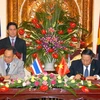 Phó Thủ tướng, Bộ trưởng Bộ Ngoại giao Phạm Gia Khiêm và ông Kasit Piromya, Bộ trưởng Ngoại giao Thái Lan tham gia ký biên bản trao đổi văn kiện phê chuẩn hiệp định. (Ảnh: Doãn Tấn/TTXVN)