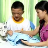 Hỗ trợ cho nạn nhân chất độc da cam/diôxin thành phố Đà Nẵng học nghề, tạo việc làm. (Ảnh: Dương Ngọc/TTXVN)