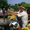 Đoàn đại biểu chiến sỹ Trường Sơn dâng hương tưởng niệm các anh hùng liệt sỹ tại Thành cổ Quảng Trị. (Ảnh: Hồ Cầu/TTXVN)