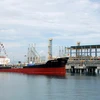 Tàu cập cảng tiếp nhận sản phẩm xăng A92 của nhà máy lọc dầu Dung Quất đưa đi tiêu thụ trong nước. (Ảnh: Nguyễn Đăng Lâm/TTXVN)