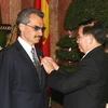 Chủ tịch nước Nguyễn Minh Triết trao tặng Huân chương Hữu nghị cho Hoàng tử Arập Xêút Alwaleed Bin Talal Bin Abdul Aziz Al Saud. (Ảnh: Nguyễn Khang/TTXVN)