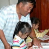 Anh Cảnh luôn quan tâm việc dạy tiếng Việt cho trẻ em Việt kiều. (Ảnh: Hoàng Chương/Vietnam+)