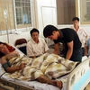 Thợ lò Nguyễn Văn Việt đã được đưa lên mặt đất và được chăm sóc tại bệnh viện. (Ảnh: Đinh Mạnh Tú/TTXVN)