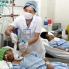 Điều trị cho bệnh nhân tại bệnh viện Việt Đức: (Ảnh: Hữu Oai/TTXVN)
