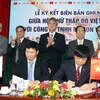 Đại diện Hội Chữ thập đỏ Việt Nam và Công ty Miwon Việt Nam tại lễ ký kết. (Ảnh: Thanh Tùng/TTXVN)