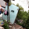 Nhà bị nghiêng nứt, sạt lún ở tổ dân phố số 27, phường Ngọc Lâm. (Ảnh: An Đăng/TTXVN)
