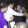 Các kiều bào dâng hương Đền tưởng niệm các Vua Hùng tại TP.HCM ngày 30/8. (Ảnh minh họa: Hoàng Hải/TTXVN)
