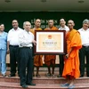 Lãnh đạo tỉnh Trà Vinh chụp ảnh lưu niệm với Ban quản trị và sư sãi chùa Kom Pong. (Nguồn: Travinh.gov.vn)