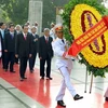 Tổng Bí thư Nông Đức Mạnh dẫn đầu Đoàn đại biểu lãnh đạo Đảng, Nhà nước, Mặt trận Tổ quốc đến đặt vòng hoa tại Đài tưởng niệm các Anh hùng Liệt sĩ. (Ảnh: Nguyễn Dân/TTXVN)