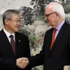 Ngoại trưởng Hàn Quốc Kim Sung-Hwan (trái) gặp Đặc phái viên Mỹ Stephen Bosworth (phải ) tại Seoul, ngày 22/11. (Nguồn: AFP/TTXVN)