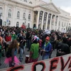 Các nhân viên trong lĩnh vực công và tư tham gia biểu tình chống chính sách "thắt lưng buộc bụng" tại Lisbon. (Nguồn: AFP/TTXVN)