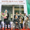 Trao tặng tượng trưng xe lăn cho đại diện Hội người khuyết tật Hà Nội. (Ảnh: Hữu Việt/TTXVN)