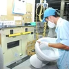 Sản xuất thiết bị vệ sinh tại Nhà máy sứ Inax số 4 (đầu tư của Nhật Bản), khu công nghiệp Phố nối A, Hưng Yên. (Ảnh: Hồng Kỳ/TTXVN)
