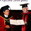 Giám đốc Đại học Quốc gia Hà Nội, ông Mai Trọng Nhiệm trao Bằng Tiến sỹ danh dự của trường cho Chủ tịch Quốc hội Ukraine Lytvyn Volodymyr. (Ảnh : Nguyễn Dân/TTXVN)