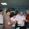 Ông Richard Mecke (áo hồng) đang xem nguyên liệu sản xuất được nhập khẩu từ Đức của Chu Việt. (Nguồn: caoxuongngua.com.vn)