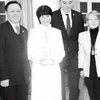 Chị Hương Trute cùng Đại sứ Đỗ Hòa Bình và lãnh đạo thành phố Wernigerode tại lễ trao giải. (Nguồn: Báo Tin tức/Vietnam+)