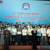 Trao học bổng đợt 1 Mobifone vì tương lai Việt cho sinh viên. (Ảnh: Đình Trân/TTXVN)