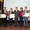 Đại diện cộng đồng được tặng giấy khen của Đại sứ vì những thành tích xuất sắc trong "Năm Việt Nam tại Đức". (Ảnh: Văn Long-Thanh Hải/VIetnam+) 