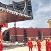 Lắp ráp tổng đoạn tàu tại Công ty công nghiệp tàu thủy Dung Quất (Quảng Ngãi). (Ảnh: Thanh Long/TTXVN)