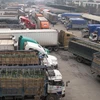Ùn tắc xe chở nông sản xuất khẩu tại cửa khẩu Tân Thanh. (Ảnh: TTXVN)
