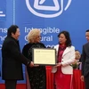 Bà Katherine Muller rao bằng Di sản phi vật thể của UNESCO cho Hội Gióng đền Phù Đổng và đền Sóc cho đại diện thành phố Hà Nội. (Ảnh: Nhật Anh/TTXVN)