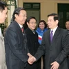 Chủ tịch nước Nguyễn Minh Triết đến chúc Tết cán bộ, nhân viên và các lão thành cách mạng phường Quán Thánh. (Ảnh: Nguyễn Khang/TTXVN)