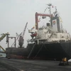 Tàu Vinacomin 01 và tàu Jing Peng Hai cập cảng lấy than. (Ảnh: Đinh Mạnh Tú/TTXVN)