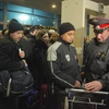 Hành khách qua trạm kiểm tra an ninh trước khi vào sân bay Domodedovo ngày 24/1 sau khi xảy ra vụ đánh bom. (Nguồn: AFP/TTXVN)