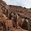 Công nhân làm việc tại mỏ khai thác vàng ở Chudja, gần Bunia, miền đông bắc Congo. (Nguồn: AFP/TTXVN)