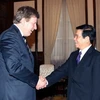 Chủ tịch nước Nguyễn Minh Triết tiếp ông Esko Aho, Phó Chủ tịch Tập đoàn điện thoại Nokia. (Ảnh; Nguyễn Khang/TTXVN)